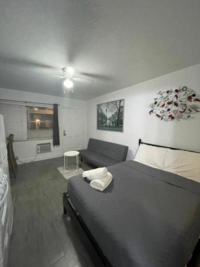 Trendy Pads in Hollywood, Hollywood